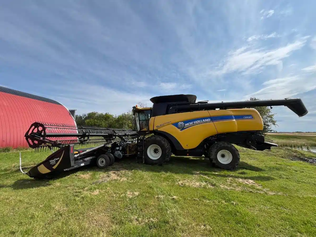 Gallery image 1 for 2015 New Holland CX8080 Combine