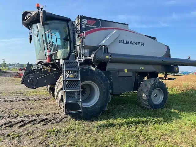 Used 2022 Gleaner S97 Combine