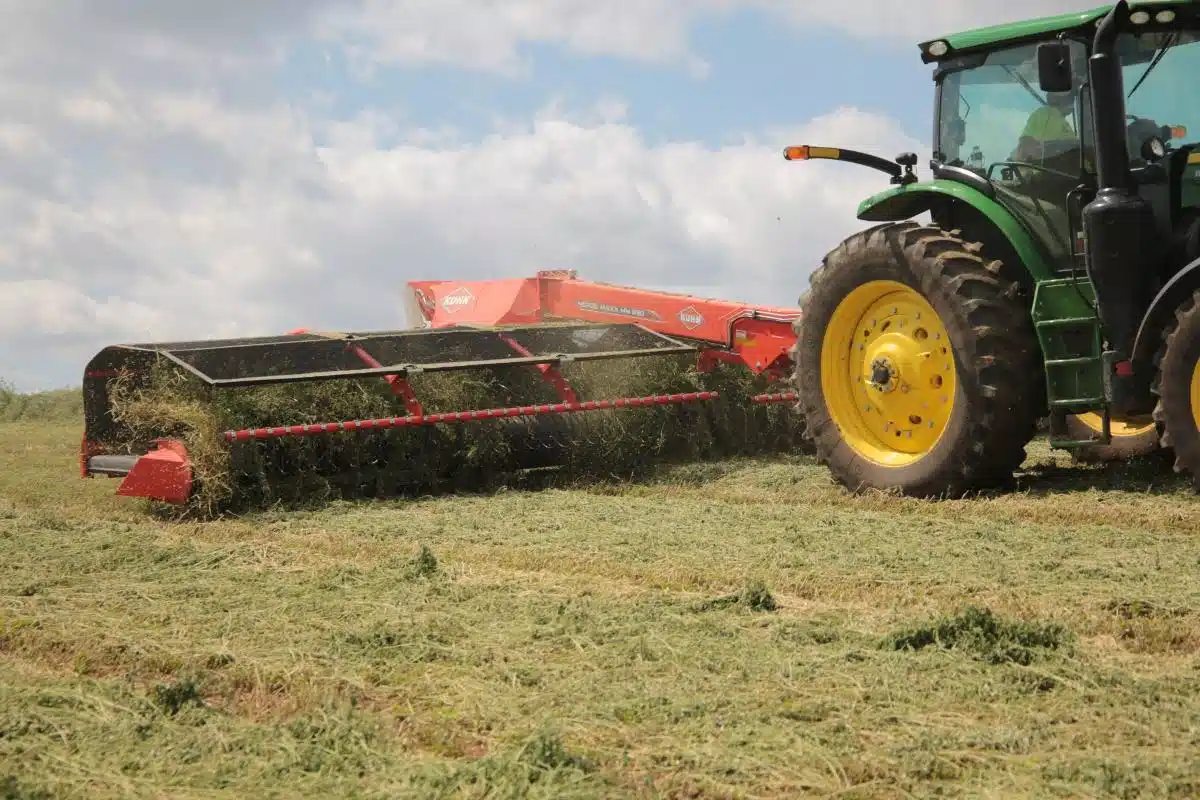 Gallery image 1 for New Kuhn MM 890 Windrow Merger