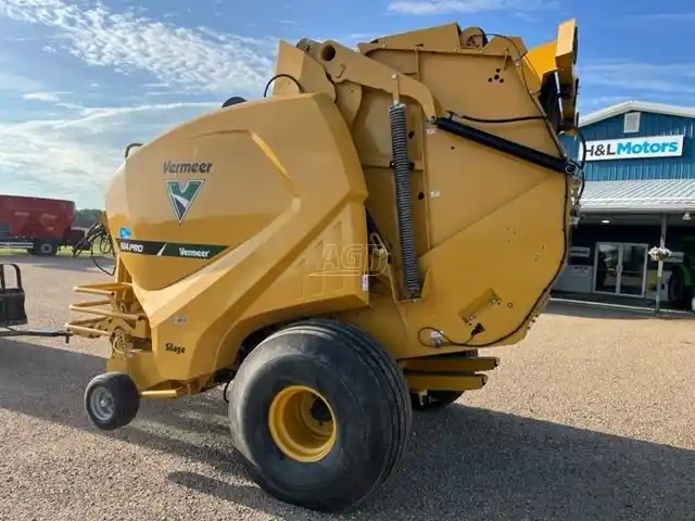 Gallery image 2 for Used 2018 Vermeer 604 PRO Round Baler