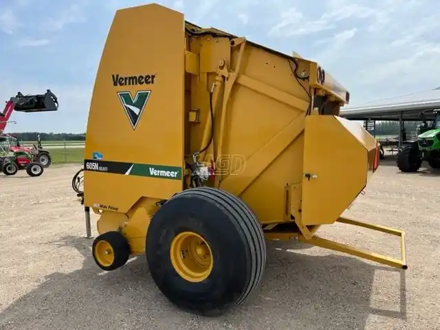 Gallery image 2 for Used 2016 Vermeer 605N Round Baler
