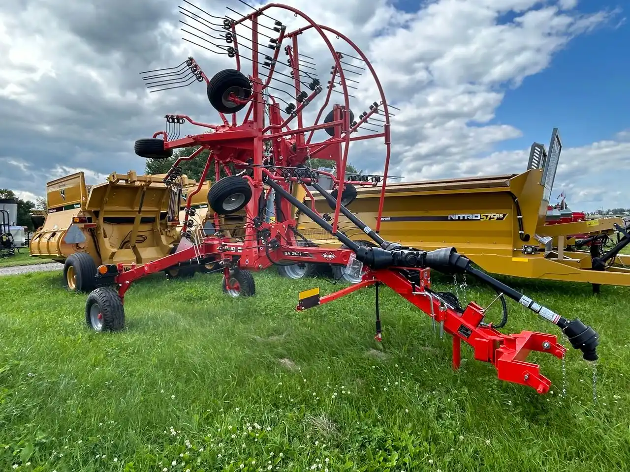 Gallery image 1 for New Kuhn GA 6501 Rake