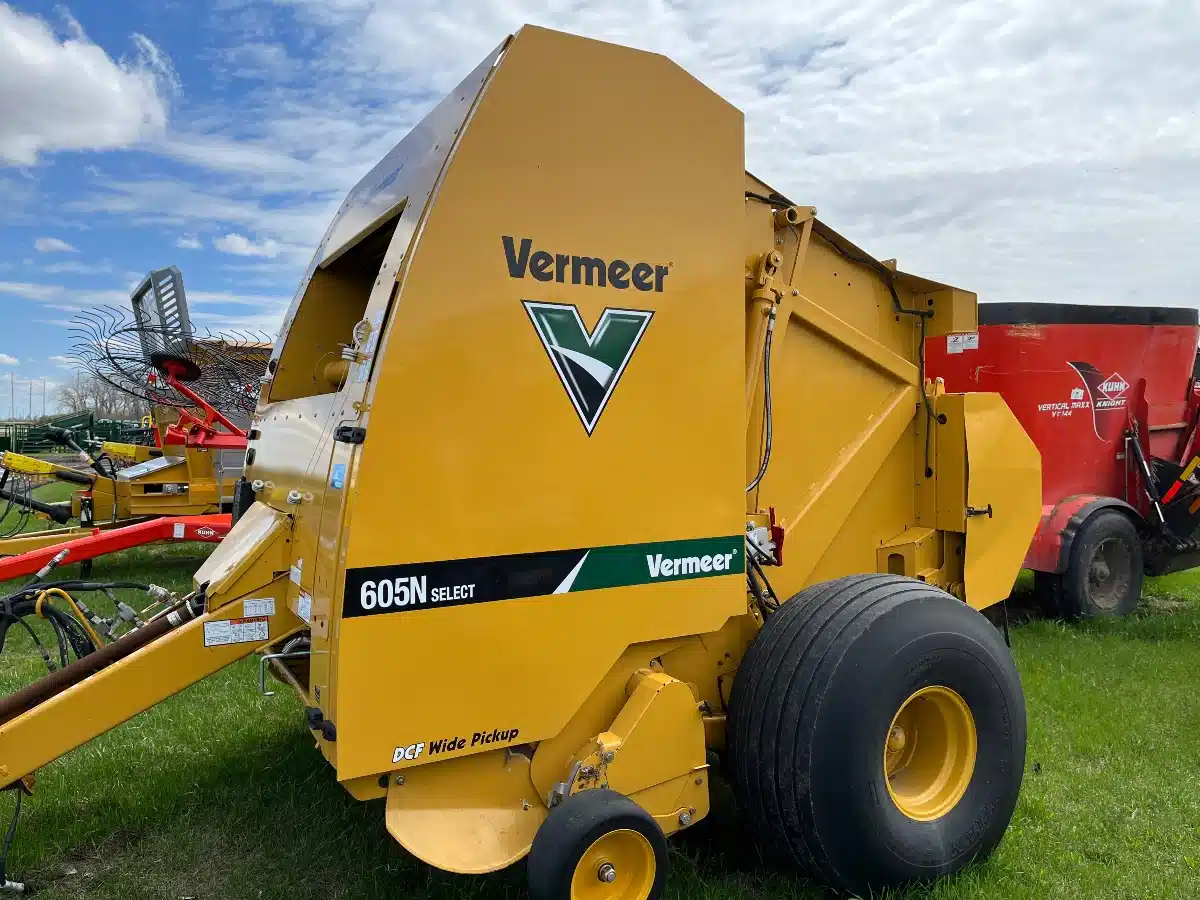Gallery image 2 for Used 2017 Vermeer 605N Round Baler