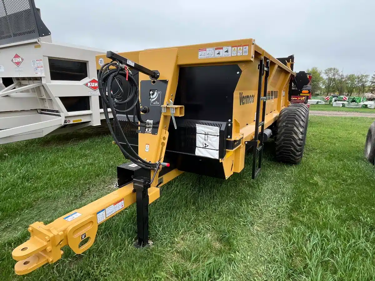 Gallery image 2 for New 2025 Vermeer MS400 Manure Spreader