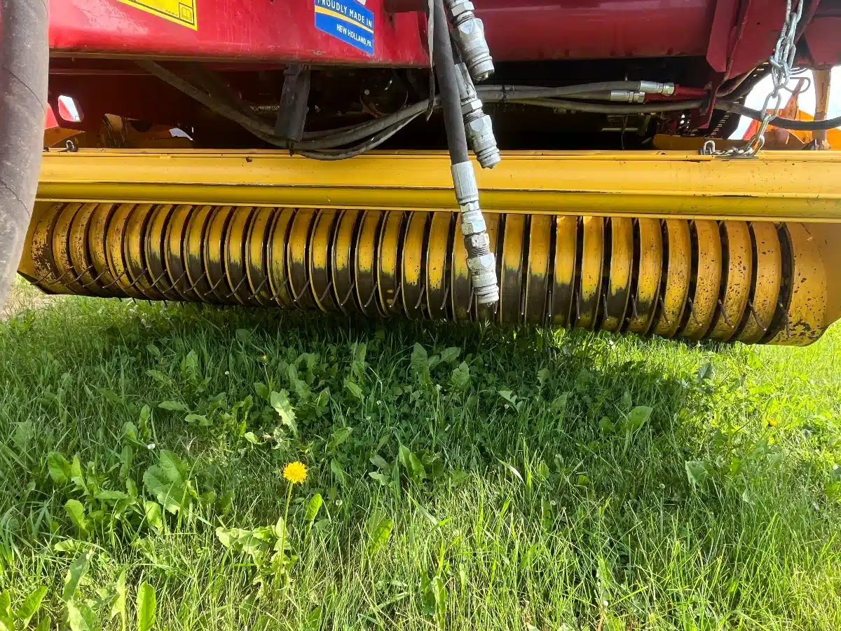 Gallery image 2 for Used 2017 New Holland ROLL-BELT 560 Round Baler