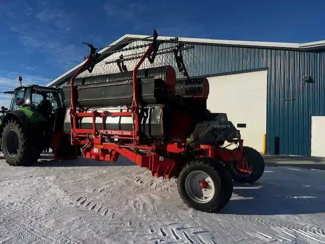 Gallery image 2 for 2015 Kuhn merge maxx 902 Windrow Merger