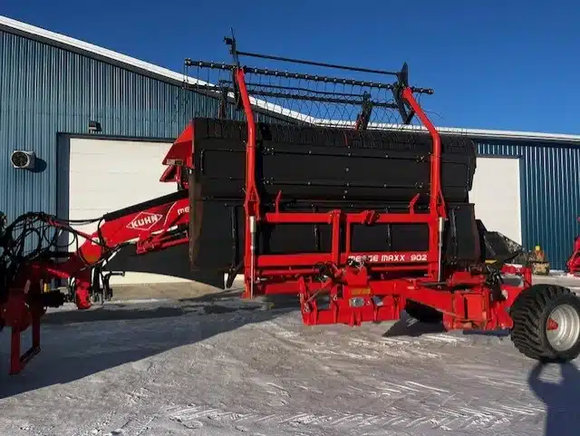 2015 Kuhn merge maxx 902 Windrow Merger