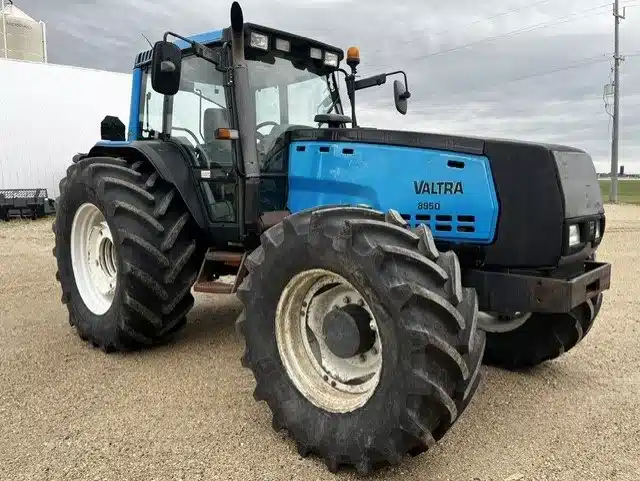 Photo de la Galerie 2 pour 1999 Valtra 8950 Tracteur