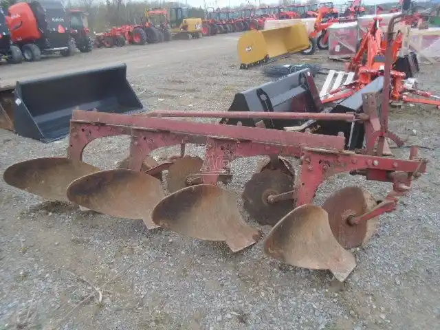 Gallery image 1 for Used IHI 4X12 Plow