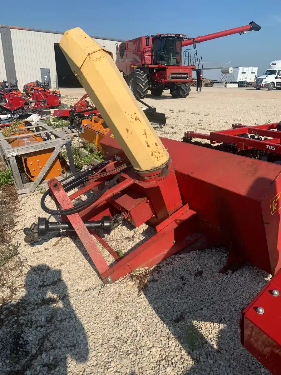 Gallery image 2 for Used Farm King 840 Snow Blower