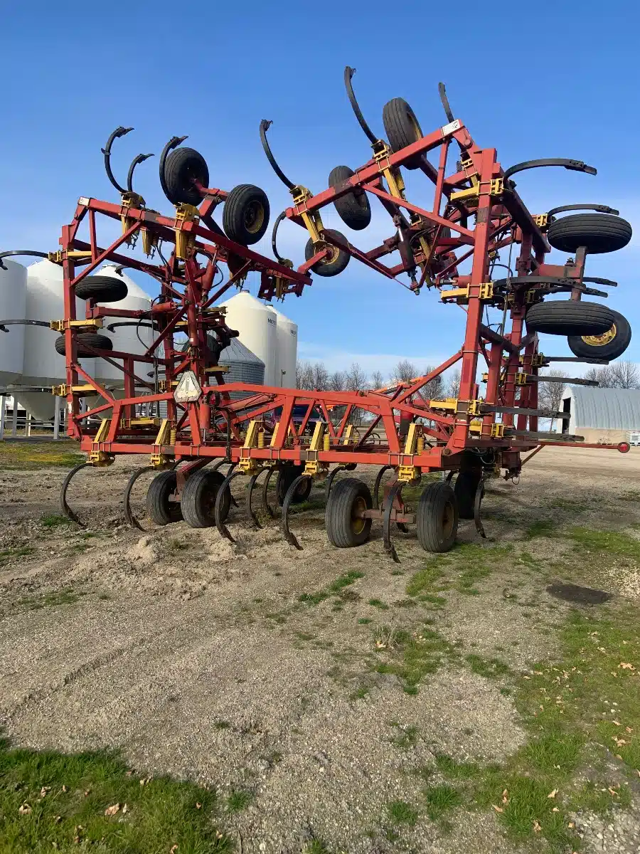 Gallery image 2 for 2006 Bourgault 9400 Chisel Plow