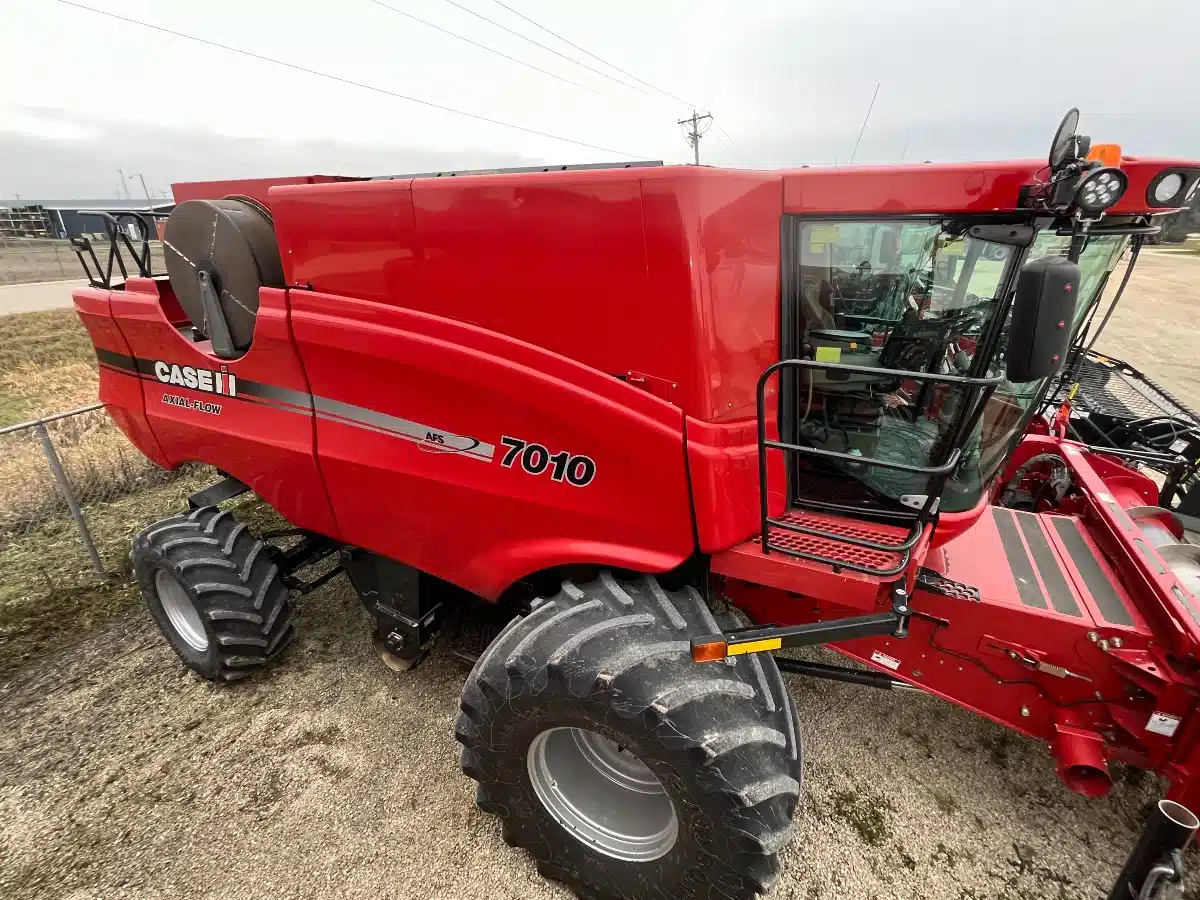 Used 2008 Case IH 7010 Combine