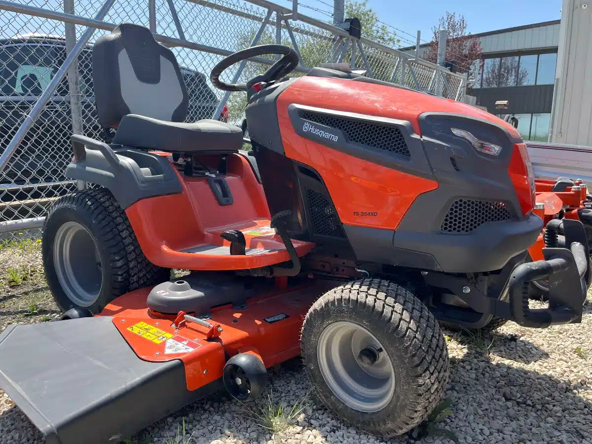 Photo de la Galerie 1 pour 2023 Husqvarna TS354XD tondeuse autoportée
