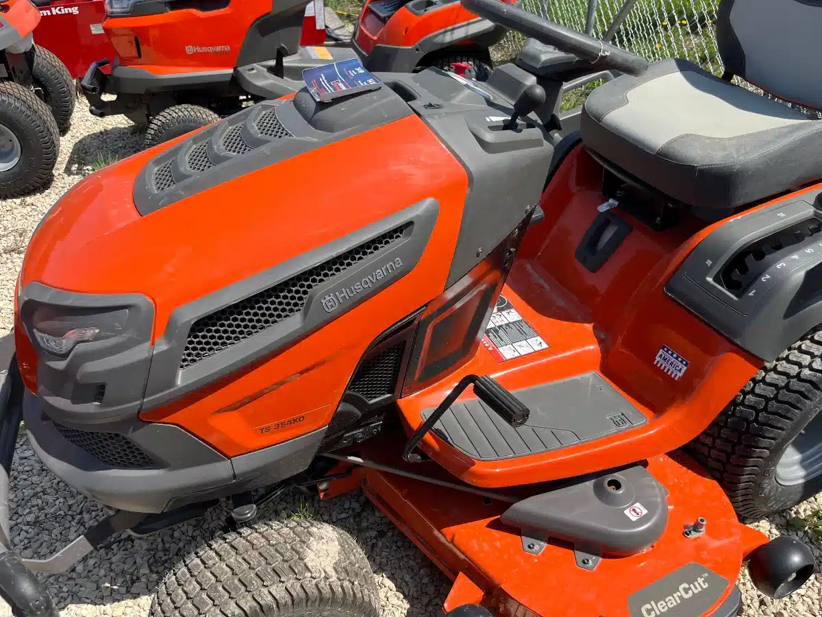 Photo de la Galerie 2 pour 2023 Husqvarna TS354XD tondeuse autoportée