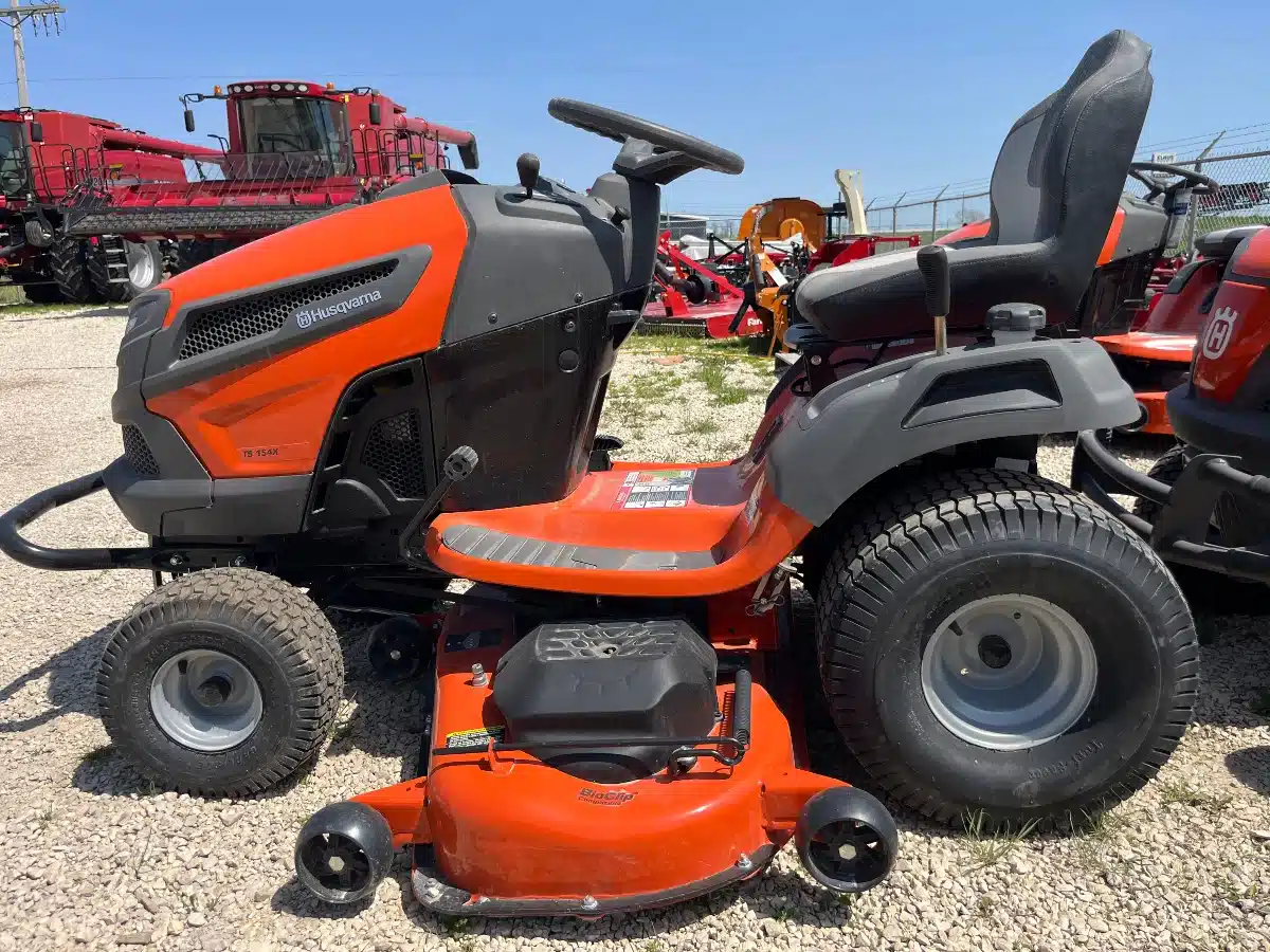 Photo de la Galerie 1 pour 2024 Husqvarna TS 154X tondeuse autoportée