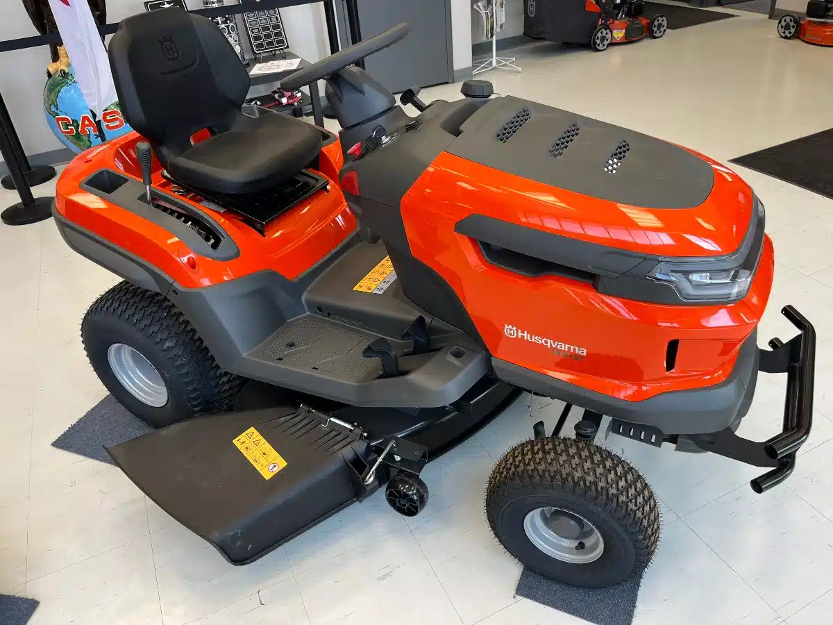 Photo de la Galerie 2 pour 2025 Husqvarna TS218T tondeuse autoportée