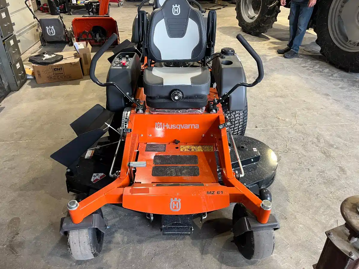 Photo de la Galerie 1 pour 2026 Husqvarna MZ61 Tondeuse à rayon de braquage zéro