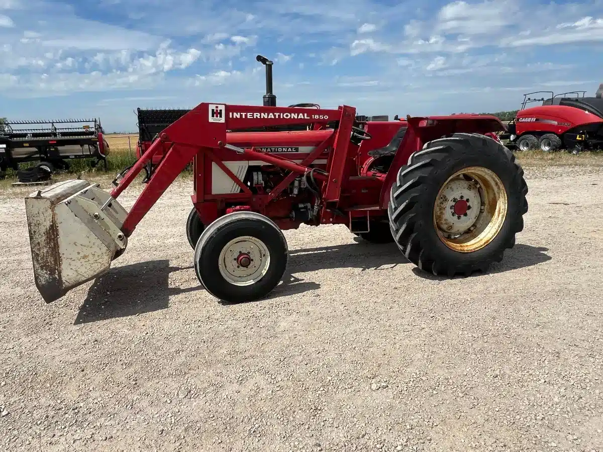 Gallery image 1 for 1973 International 574 Tractor