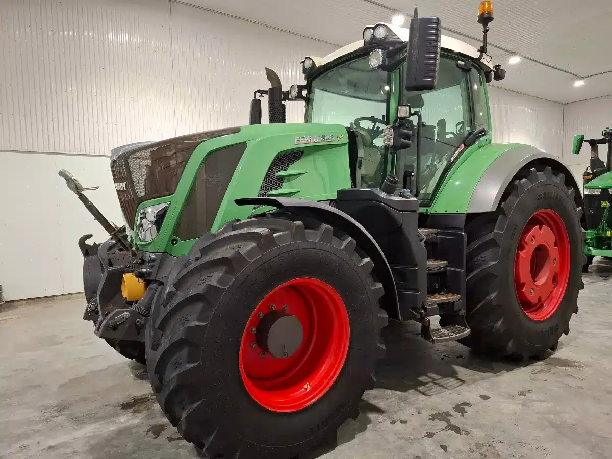 2015 Fendt 828 VARIO Tractor