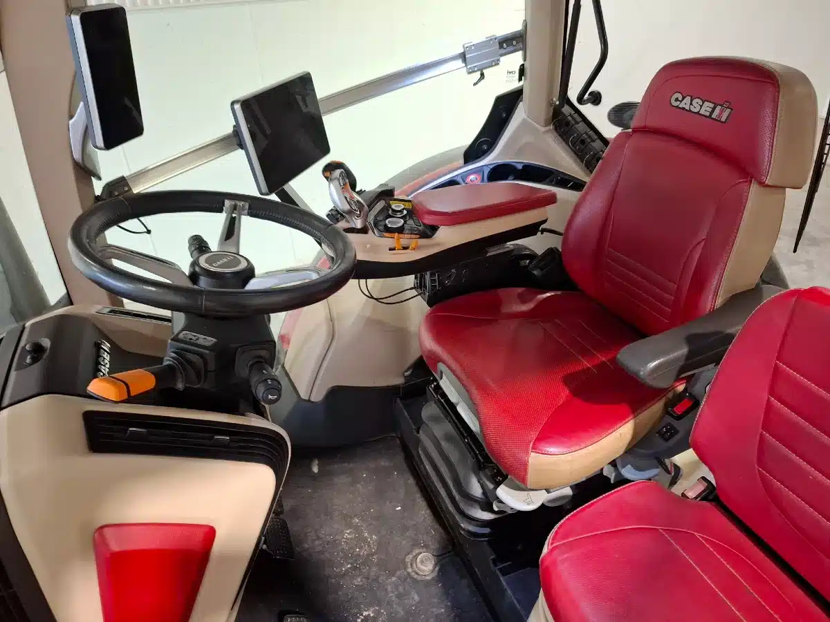 Photo de la Galerie 2 pour 2023 Case IH OPTUM 300 Tracteur