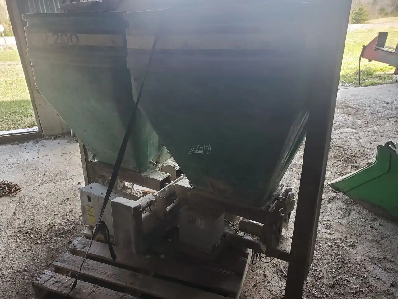 Gallery image 2 for Used WIC 200 Feed Cart