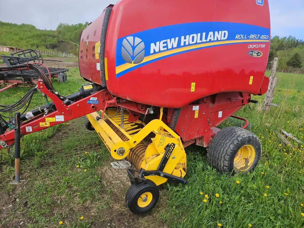Gallery image 1 for Used New Holland ROLL-BELT 450 Round Baler