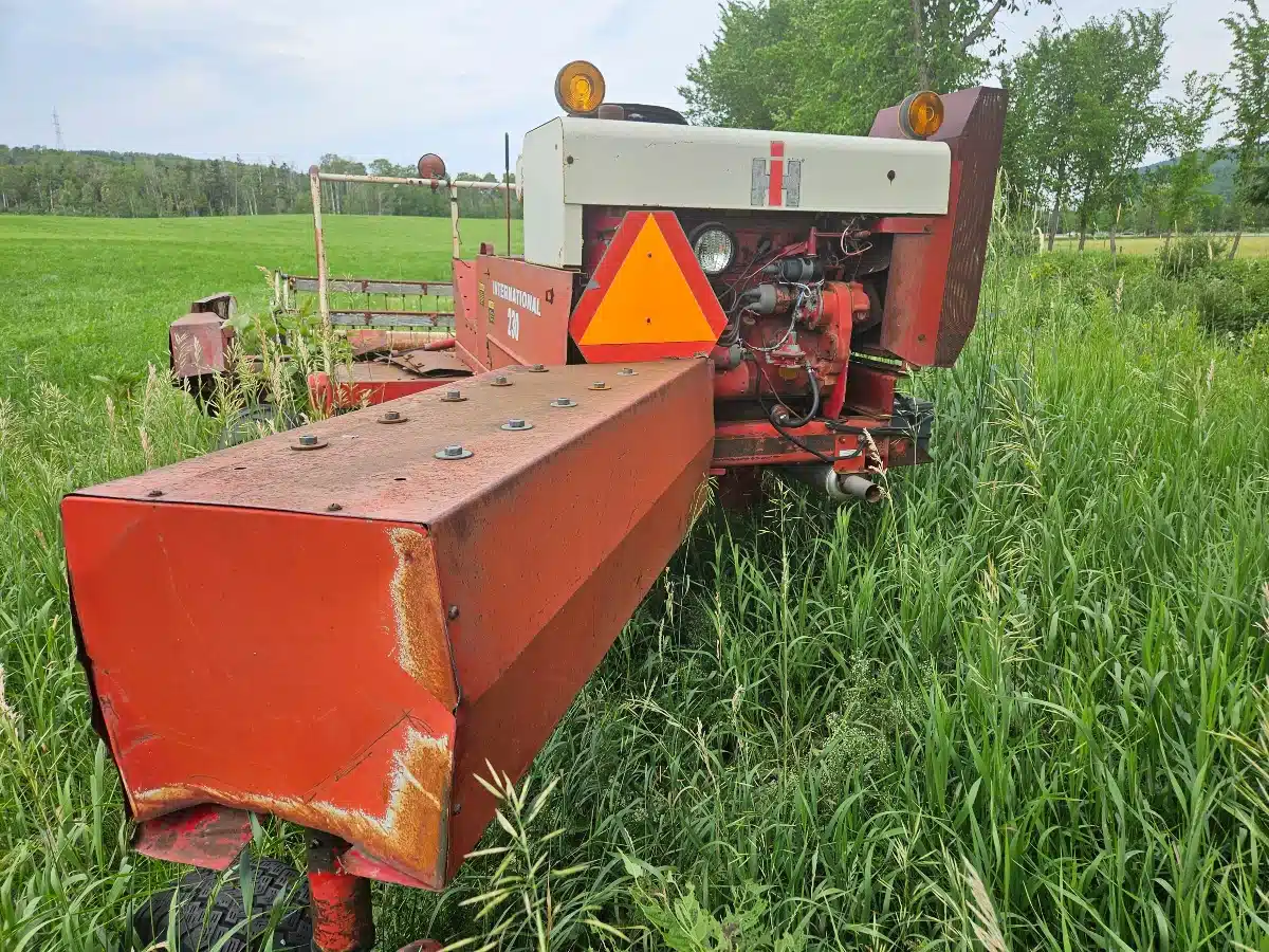 Gallery image 2 for Used International 230 Windrower