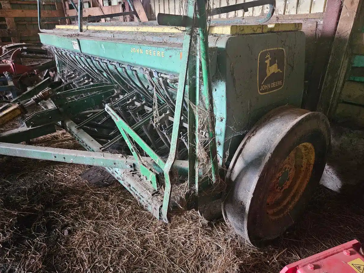 Gallery image 2 for Used John Deere 8300 Drill