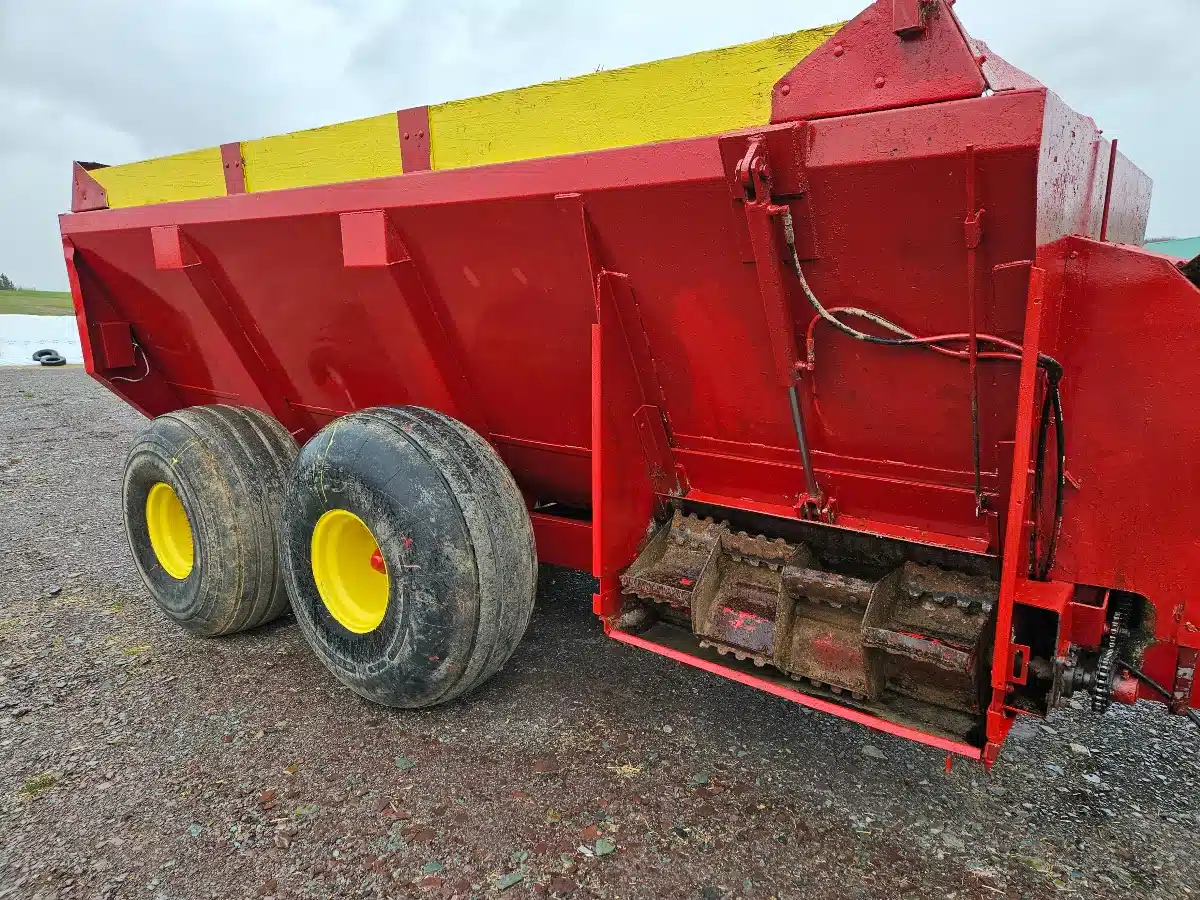 Gallery image 1 for Used New Holland 3118 Manure Spreader