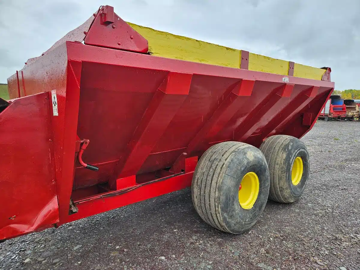 Gallery image 2 for Used New Holland 3118 Manure Spreader