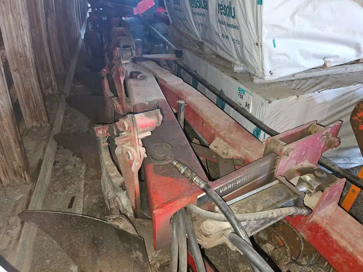 Gallery image 1 for Used International Harvester 735 Plow