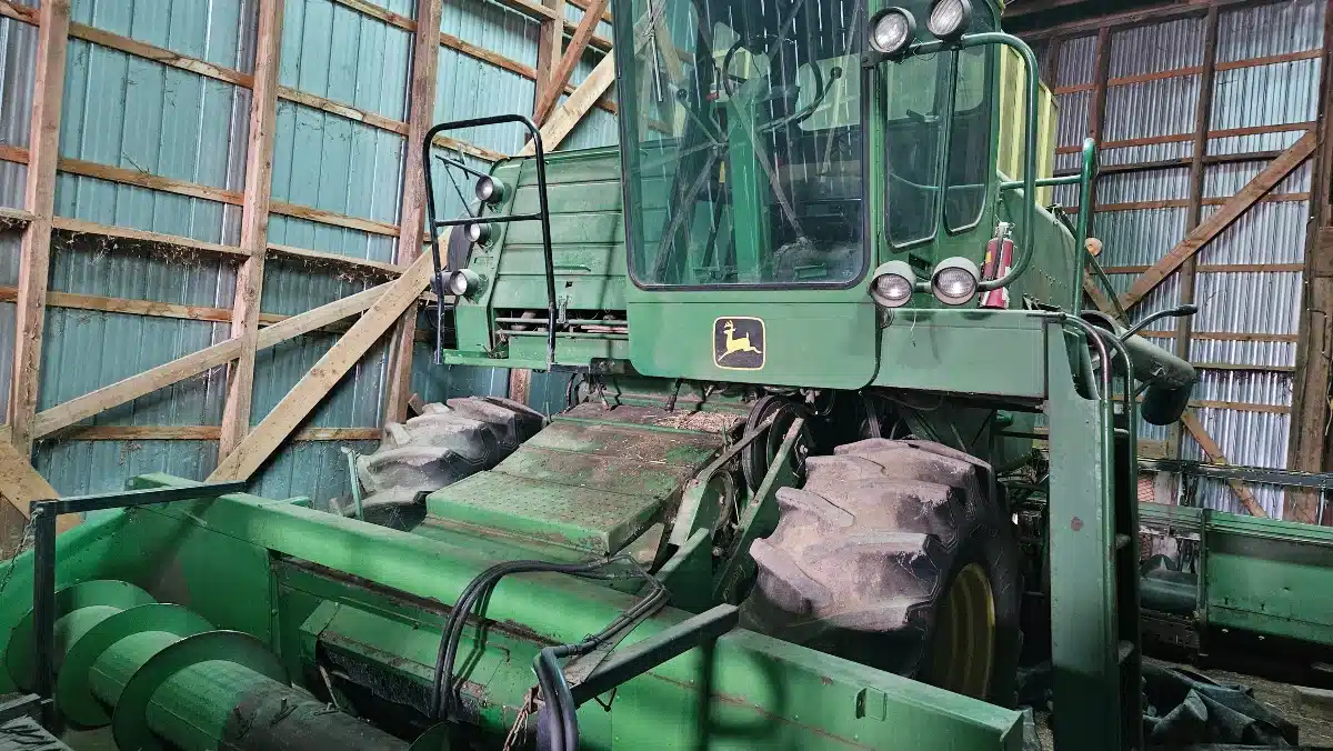 Gallery image 1 for Used John Deere 4400 Combine