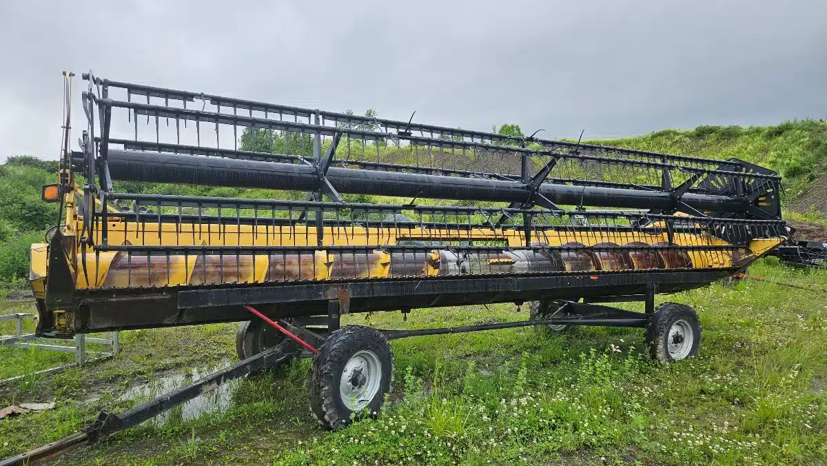 Gallery image 1 for Used New Holland 971 Header - Auger