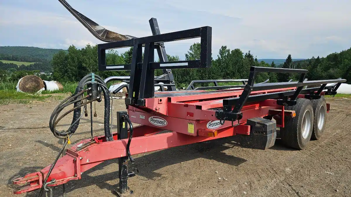 Gallery image 1 for Used Pronovost P6810 Bale Feeder