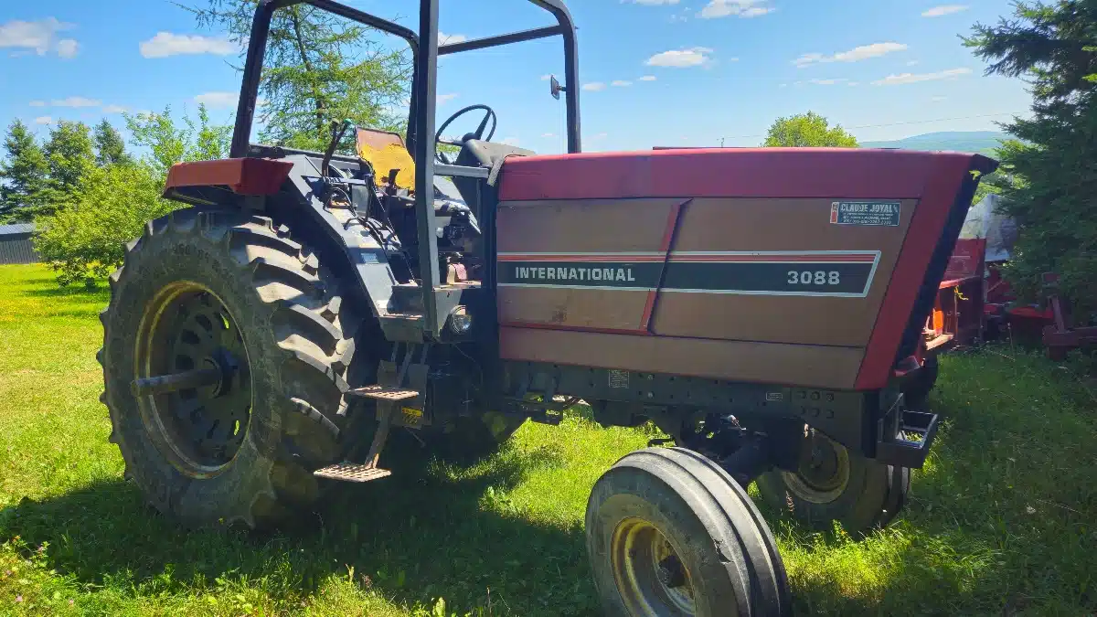 Gallery image 2 for Used International 3088 Tractor