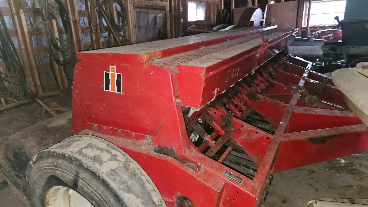 Gallery image 2 for International 5100 Seeder