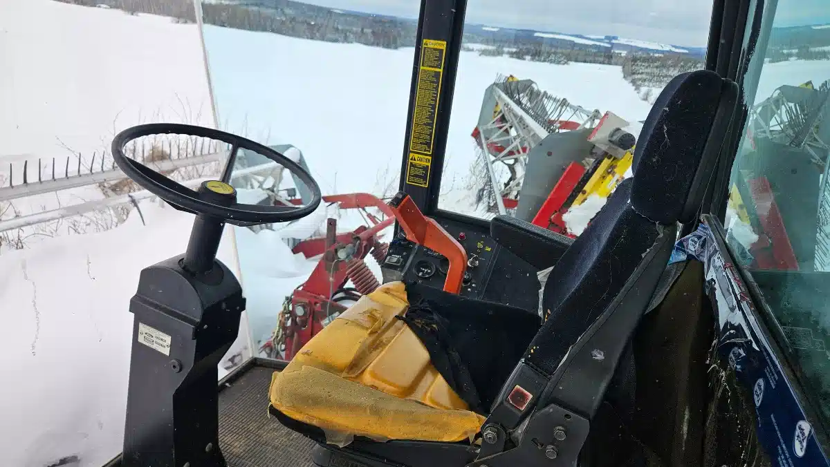 Gallery image 2 for Used Versatile 4750 Windrower