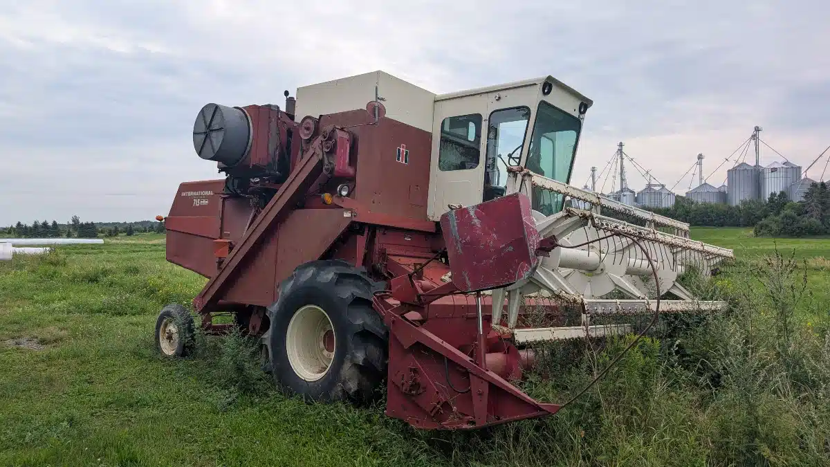 Gallery image 1 for International 715 Combine