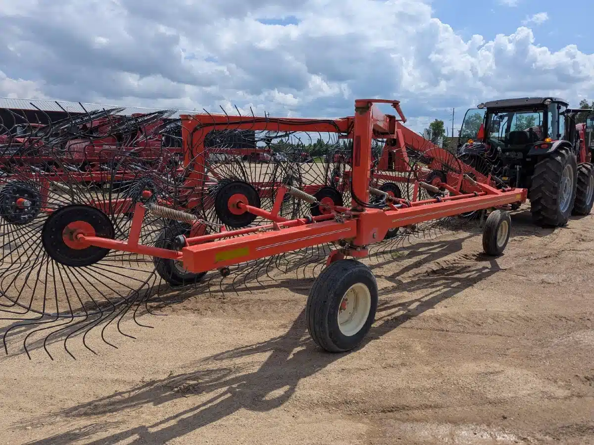 Gallery image 2 for Used 2011 Kuhn SR 600 Rake