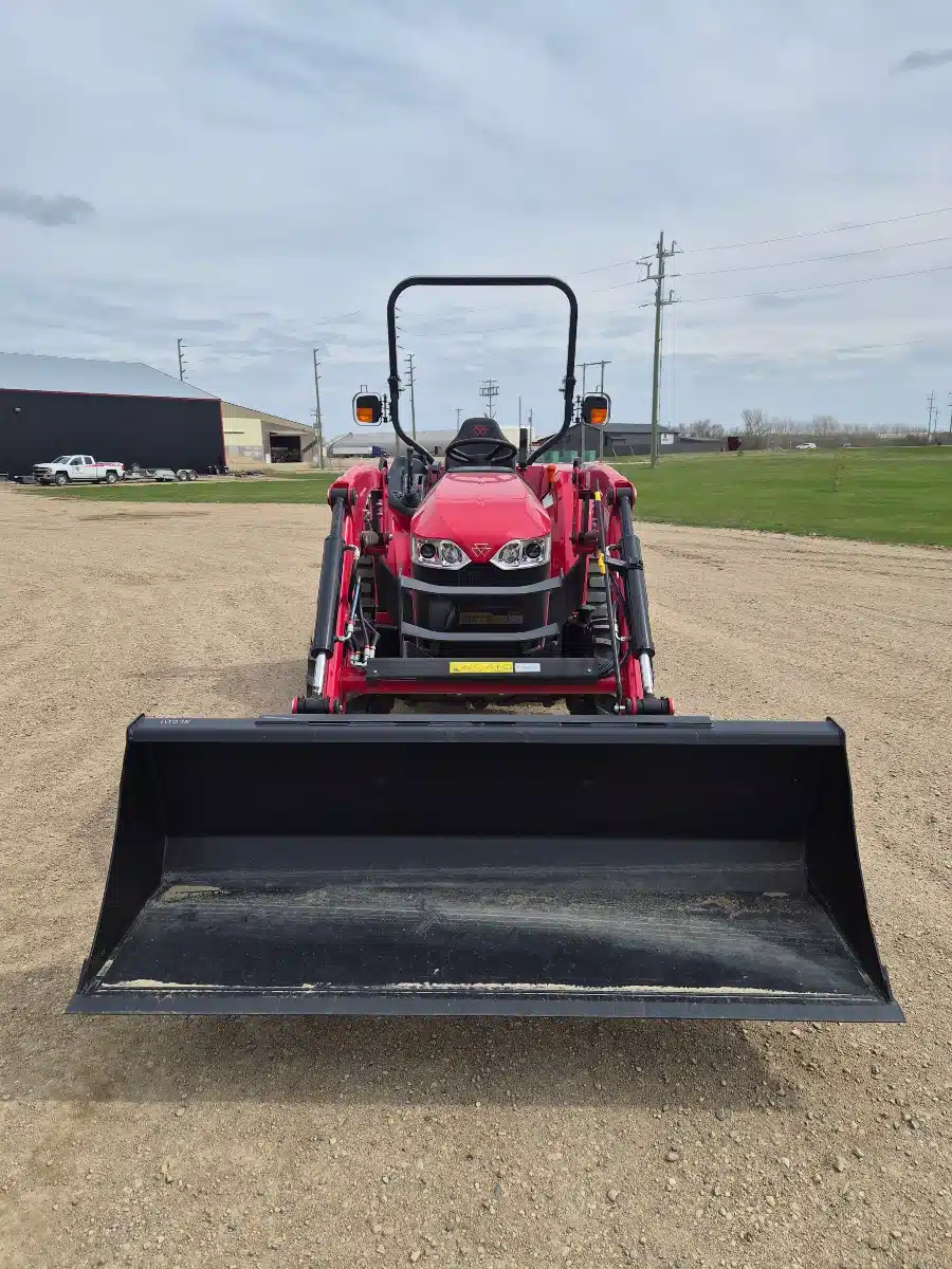 Photo de la Galerie 2 pour 2026 Massey Ferguson 1M.35 Tracteur