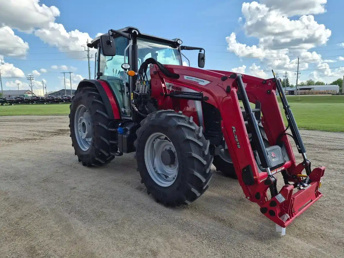 Photo de la Galerie 2 pour 2026 Massey Ferguson 5M.145D Tracteur
