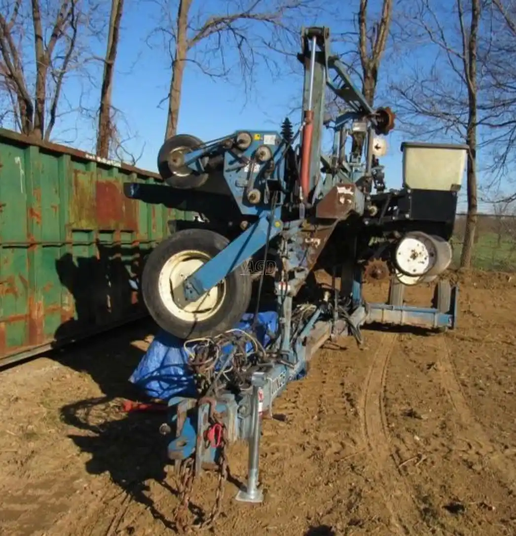 Gallery image 1 for Used 1998 Kinze 2600 Planter