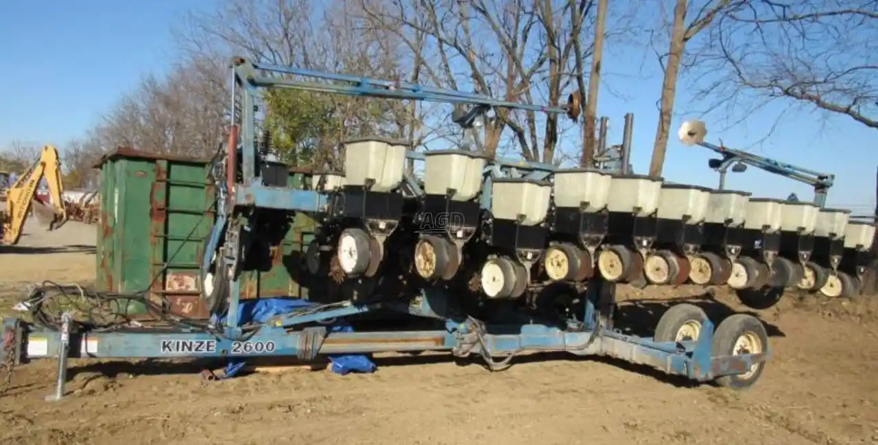 Gallery image 2 for Used 1998 Kinze 2600 Planter