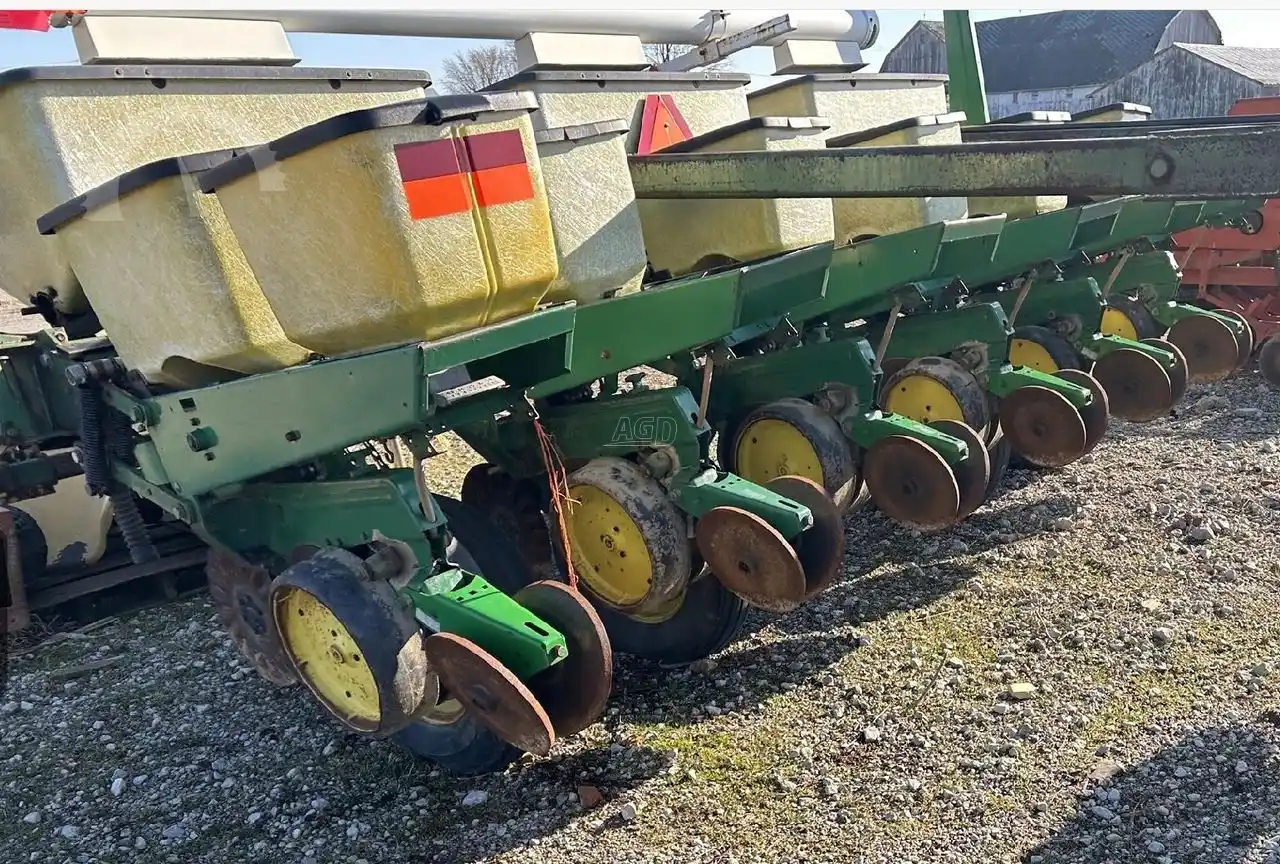Gallery image 2 for Used John Deere 7000 Planter