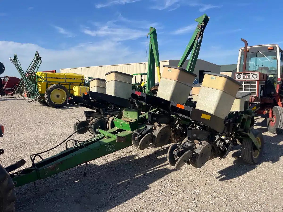 Gallery image 1 for Used John Deere 7000 Planter