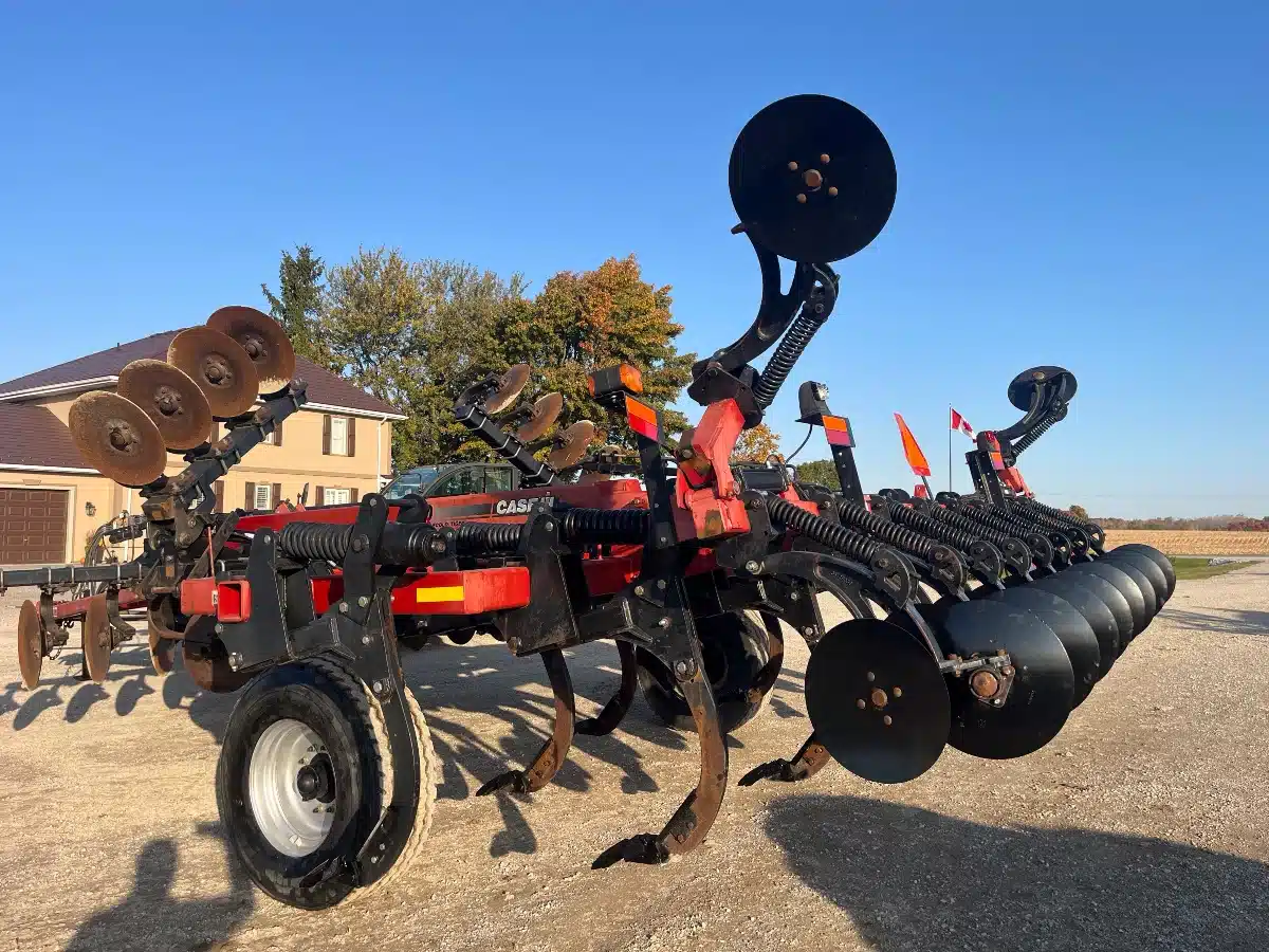 Gallery image 2 for Used 2012 Case IH ECOLO-TIGER 870 Disc Ripper