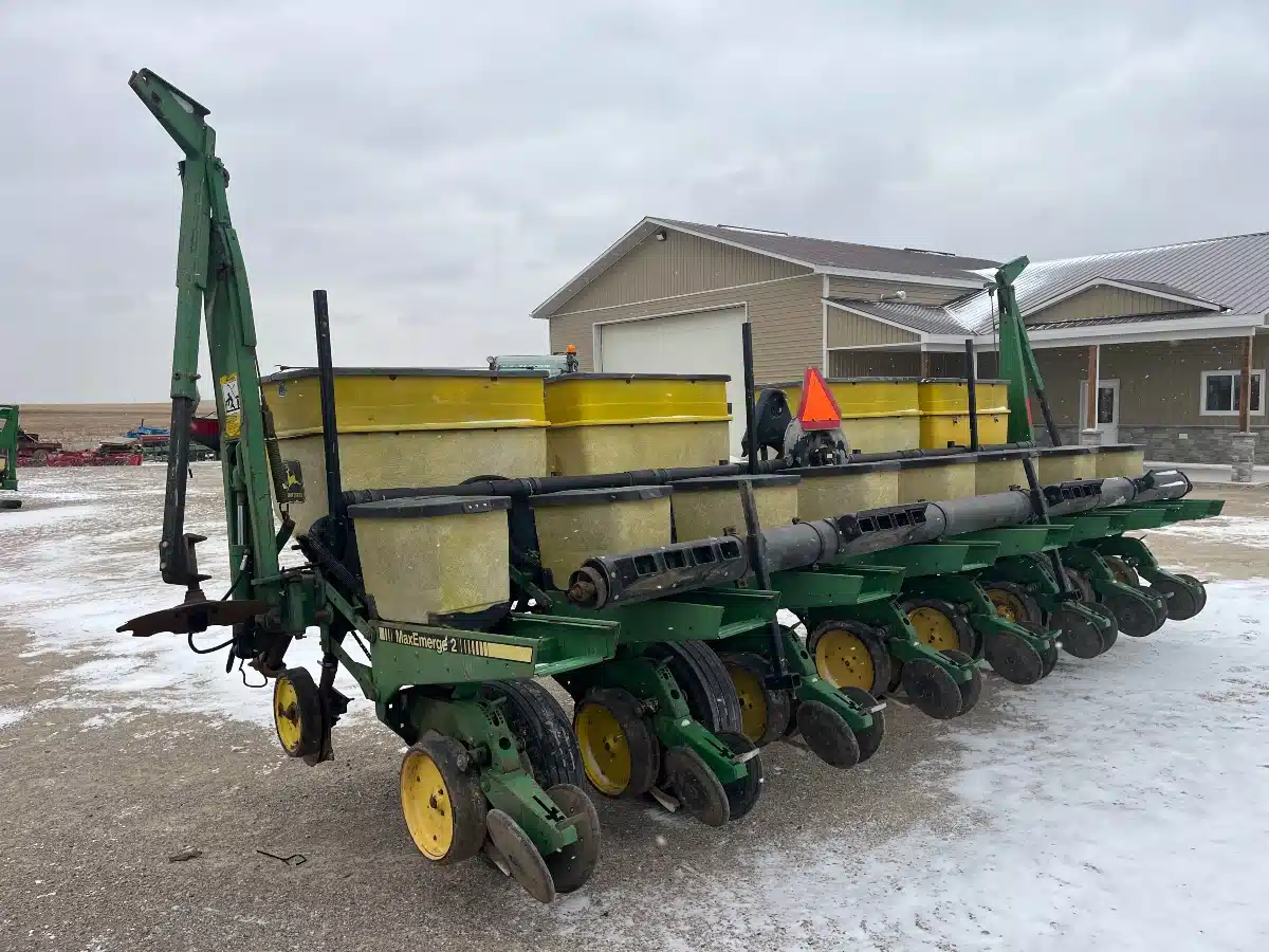 Gallery image 2 for Used John Deere 7200 Planter