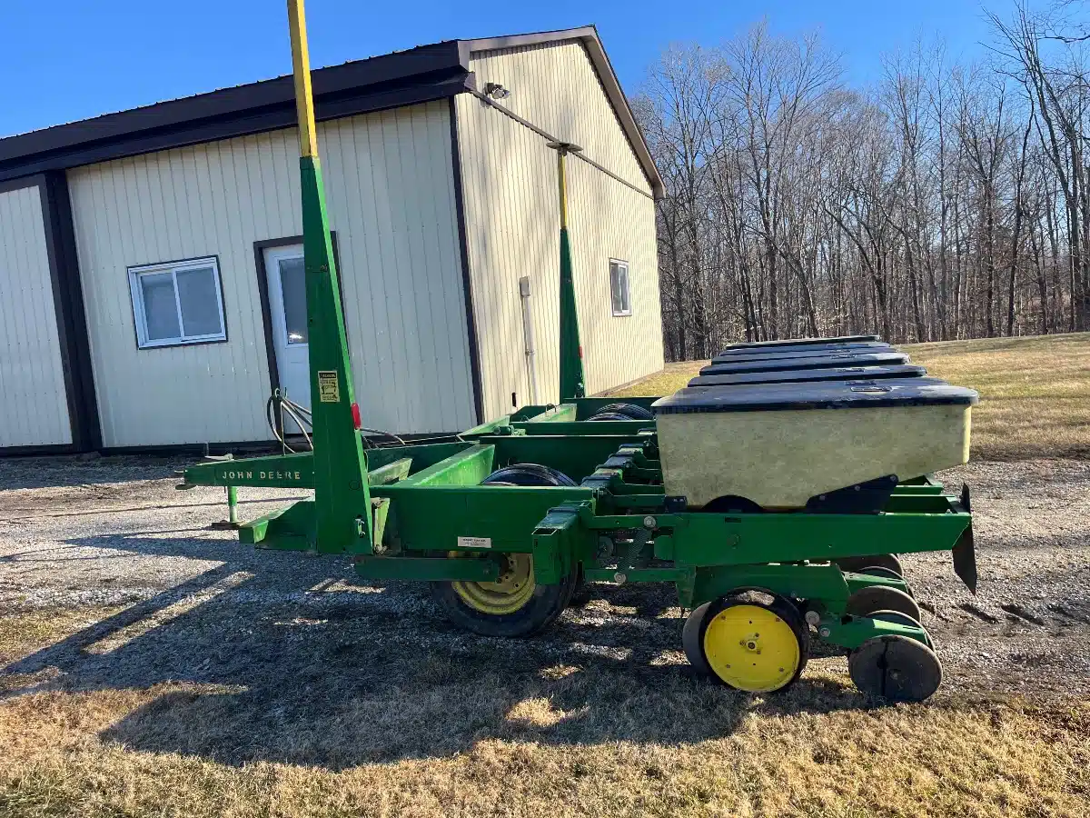 Gallery image 2 for Used John Deere 7000 Planter