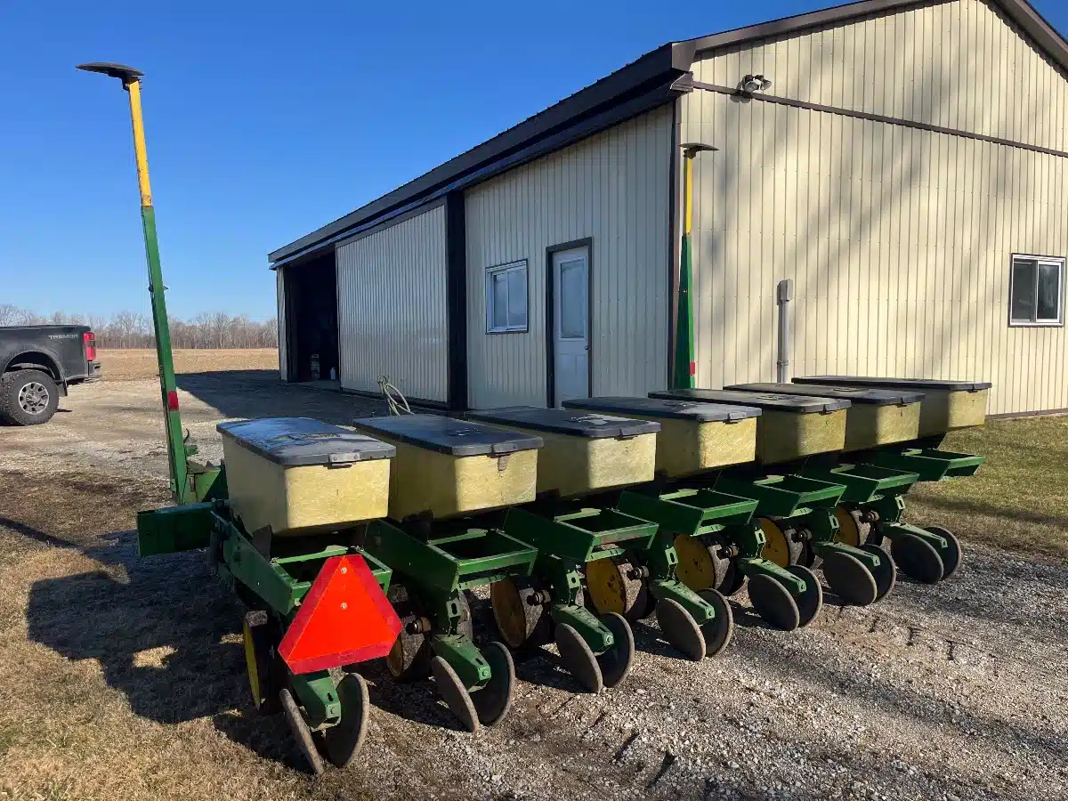 Gallery image 1 for Used John Deere 7000 Planter