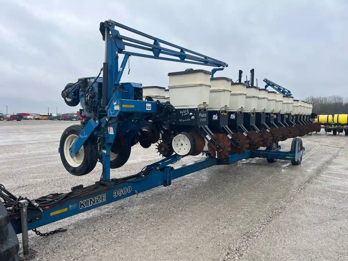 Gallery image 2 for Used 2005 Kinze 3600 Planter
